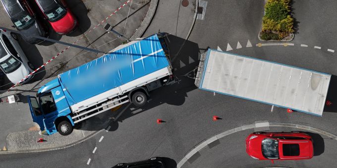 Schmerikon SG - LKW kippt in Kreisel – Chauffeur hat Glück im Unglück