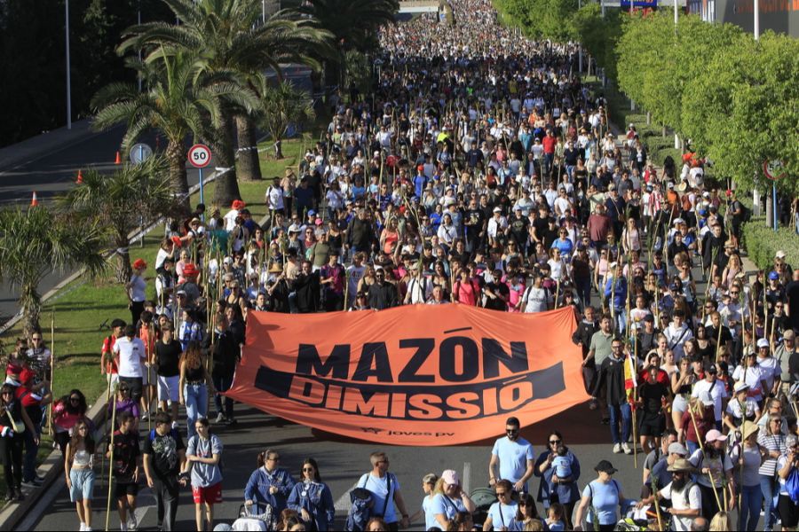 Das und fehlende Hilfe für die Flutopfer erzürnen die valencianische Bevölkerung. Sie geht auf die Strasse.