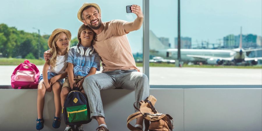 Familie schießt Selfie am Flughafen