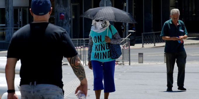 Menschen in Nikosia: Seit Tagen leidet die Insel Zypern unter extremer Hitze. Menschen in Nikosia: Seit Tagen leidet die Insel Zypern unter extremer Hitze.