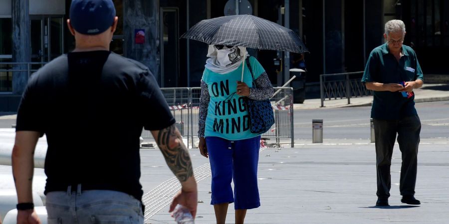 Menschen in Nikosia: Seit Tagen leidet die Insel Zypern unter extremer Hitze.