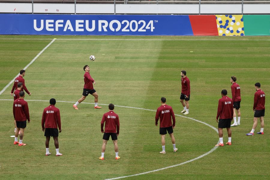 Neben den Verletzungssorgen ist auch der schlechte Rasen im Trainingsstadion nach wie vor ein Thema.