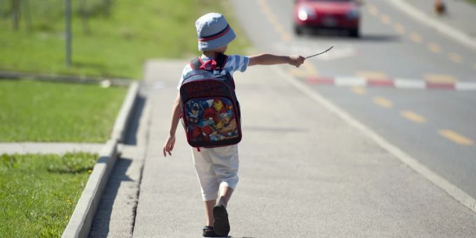 Gewisse Eltern trauen ihren Kindern die Bewältigung des Schulweges nicht zu. Schulweg