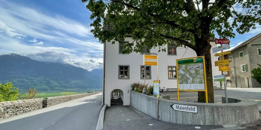 Bushaltestelle im Zentrum der Gemeinde Jenins.