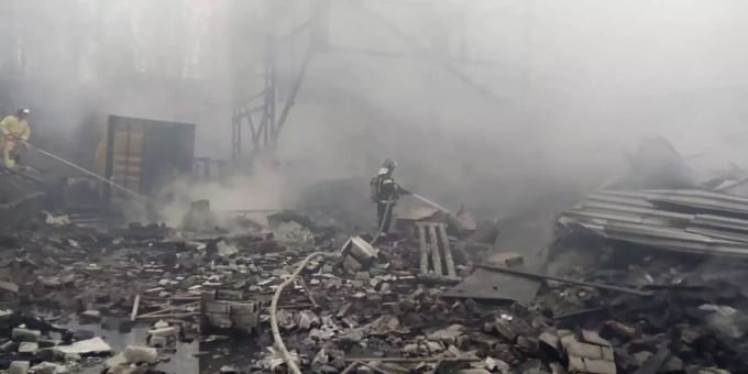 Die Feuerwehr bei Löscharbeiten nach der Explosion in der Produktionsstätte für Sprengstoff in Rjasan. Russia Blast
