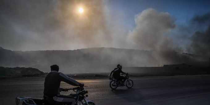 Rauch steigt aus einem Gebiet in Syrien auf (Symbolbild). Konflikt in Syrien