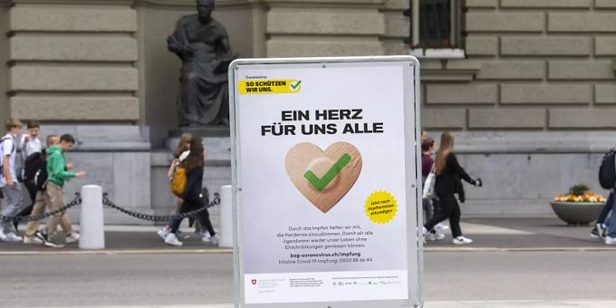 Ein Plakat des BAG wirbt auf dem Bundesplatz für die Covid-Impfung. (Archivbild) Ein Plakat des BAG wirbt auf dem Bundesplatz für die Covid-Impfung. (Archivbild)