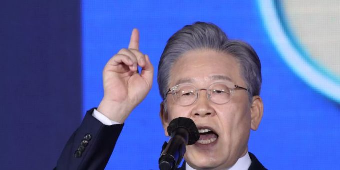 HANDOUT - Lee Jae Myung, Präsidentschaftskandidat der Regierungspartei, der Demokratischen Partei (Minjoo), hält seine Dankesrede, nachdem er zum Kandidaten für die Präsidentenwahl im März nominiert wurde. Foto: -/Pressekorps der Nationalversammlung via YNA/dpa - ACHTUNG: Nur zur redaktionellen Verwendung und nur mit vollständiger Nennung des vorstehenden Credits HANDOUT - Lee Jae Myung, Präsidentschaftskandidat der Regierungspartei, der Demokratischen Partei (Minjoo), hält seine Dankesrede, nachdem er zum Kandidaten für die Präsidentenwahl im März nominiert wurde. Foto: -/Pressekorps der Nationalversammlung via YNA/dpa - ACHTUNG: Nur zur redaktionellen Verwendung und nur mit vollständiger Nennung des vorstehenden Credits