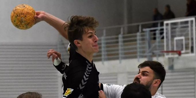 Im zweiten Umgang zeigten die Muotathaler, hier mit Fabio Gwerder am Ball, eine bessere Leistung und konnten das Spielgeschehen ausgeglichener gestalten. Handball