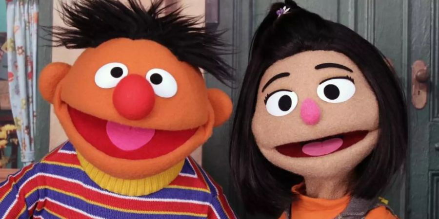 Ernie, ein Muppet aus der beliebten Kinderserie «Sesamstrasse», mit der neuen Figur Ji-Young, dem ersten asiatisch-amerikanischen Muppet. Foto: Noreen Nasir/AP/dpa