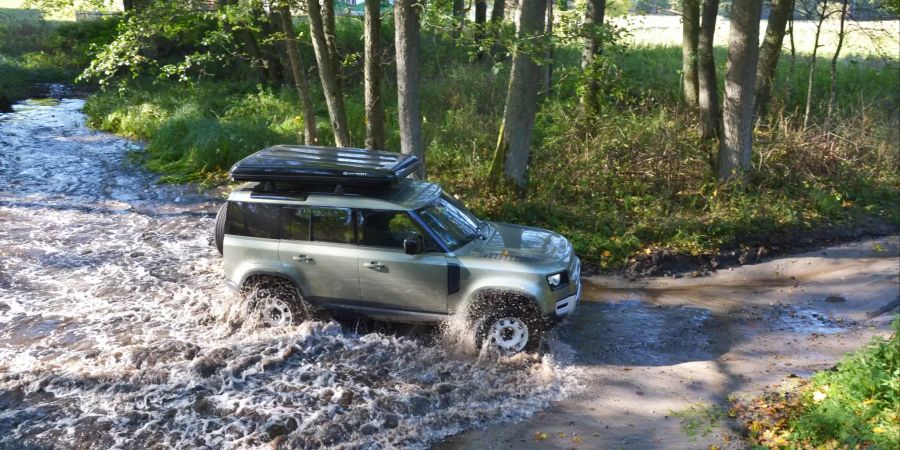 SUV durchquert Fluss