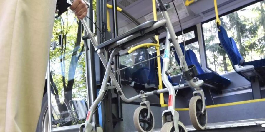 In Baden-Württemberg können ältere Menschen in vielen Regionen ihren Führerschein gegen ÖPNV-Tickets tauschen. Foto: picture alliance / dpa