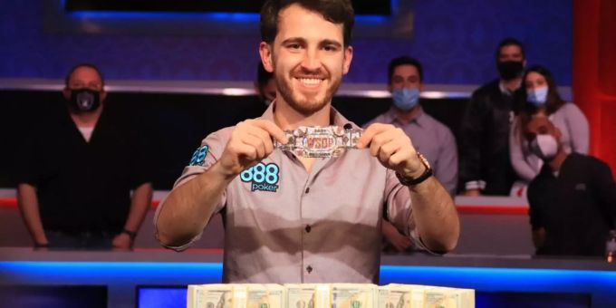 Koray Aldemir, seine Siegerhand, das WSOP-Bracelet und acht Millionen Dollar Preisgeld. Koray Aldemir, seine Siegerhand, das WSOP-Bracelet und acht Millionen Dollar Preisgeld.