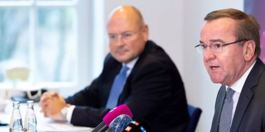 Arne Schönbohm (l), Präsident des Bundesamtes für Sicherheit in der Informationstechnik (BSI) und Boris Pistorius (SPD), Innenminister von Niedersachsen, sprechen auf einer Pressekonferenz zu einer Kooperationsvereinbarung zur Cybersicherheit zwischen dem Land Niedersachsen und dem BSI. Foto: Moritz Frankenberg/dpa