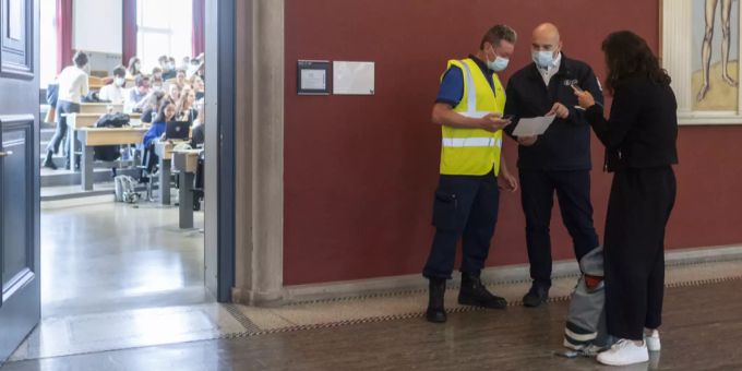 Im Kampf gegen das Coronavirus herrscht Zertifikatspflicht: An der Universität Zürich werden die Zertifikate der Studenten überprüft. Coronavirus