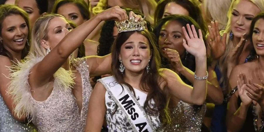 Miss Alaska Emma Broyles (M) wird zur Miss America gekrönt. Foto: Jessica Hill/AP/dpa