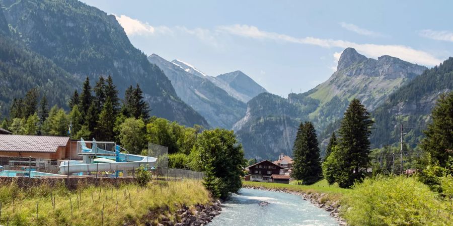 Die Kander in Kandersteg. Im Hintergrund die Rutschbahn des Schwimmbad Kandersteg.