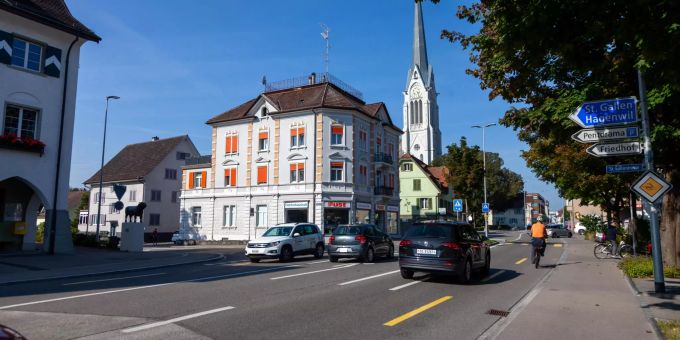 Die St.Gallerstrasse in der Gemeinde Amriswil. Die St.Gallerstrasse in der Gemeinde Amriswil.