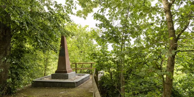 Das 1836 errichtete Hülften-Denkmal in Frenkendorf erinnert an die Schlacht bei Hülftenschanz am 3.8.1833, die zur Trennung von Basel-Stadt und Baselland führte. Das 1836 errichtete Hülften-Denkmal in Frenkendorf erinnert an die Schlacht bei Hülftenschanz am 3.8.1833, die zur Trennung von Basel-Stadt und Baselland führte.
