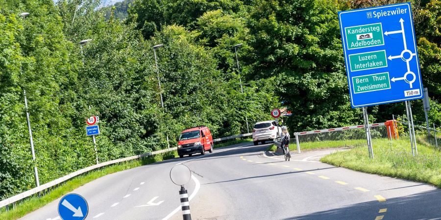 Autobahnwegweiser an der Simmentalstrasse in Spiez.