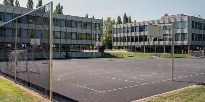 Das Gymnasium Biel-Seeland an der Laendtestrasse 12 in Biel. Das Gymnasium Biel-Seeland an der Laendtestrasse 12 in Biel.