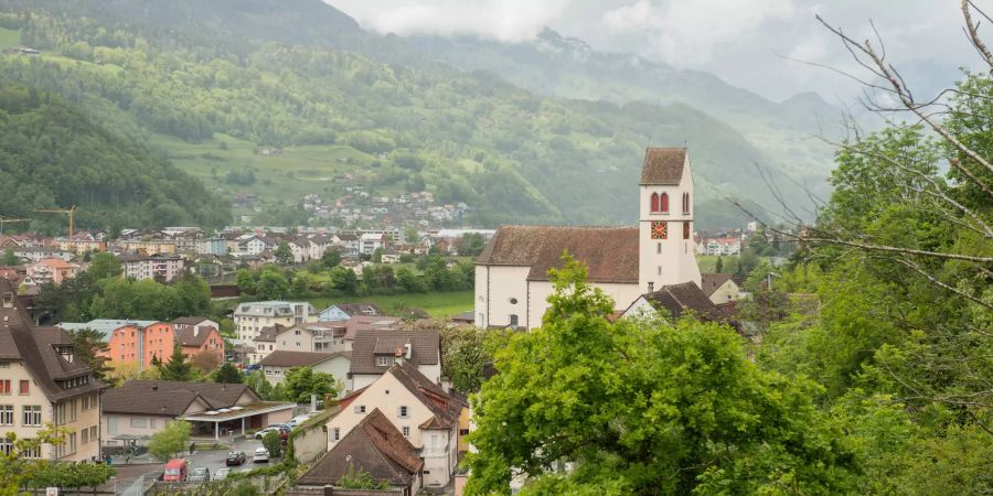 Die Ortsgemeinde Sargans im Kanton St. Gallen mit Blick auf die katholische Kirche St. Oswald und Cassian.