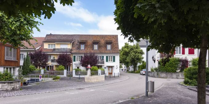 Kirchgasse mit geschmücktem Brunnen in Reinach. Kirchgasse mit geschmücktem Brunnen in Reinach.