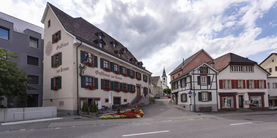 Das Gasthaus zur Sonne in Aesch wurde erstmals im 13. Jahrhundert erwähnt.  - Aesch (BL)