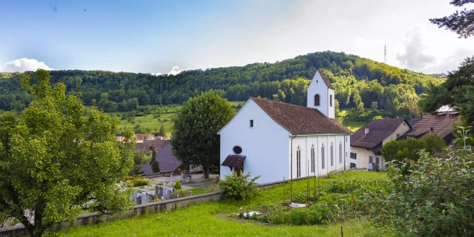 Die ref. Kirche St. Stephan mit typischem Käsbissenturm in Rothenfluh. Die ref. Kirche St. Stephan mit typischem Käsbissenturm in Rothenfluh.