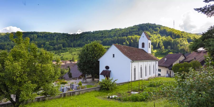 Die ref. Kirche St. Stephan mit typischem Käsbissenturm in Rothenfluh.