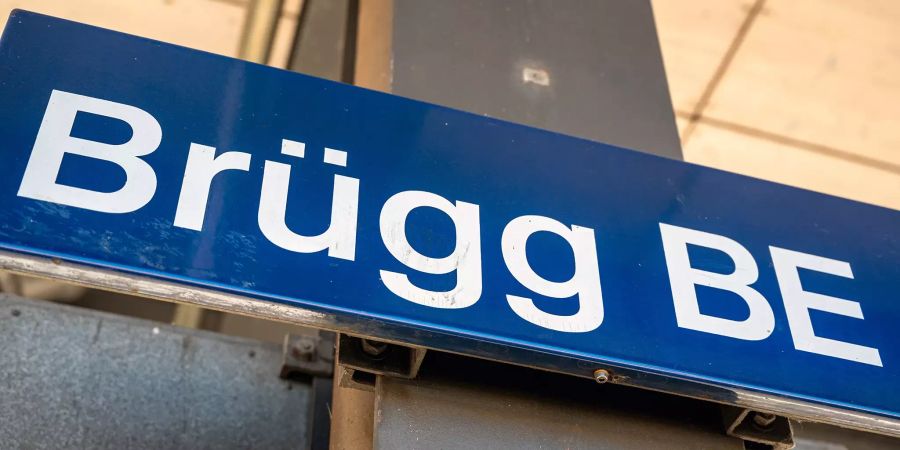 Beschriftung Bahnhof Bruegg.