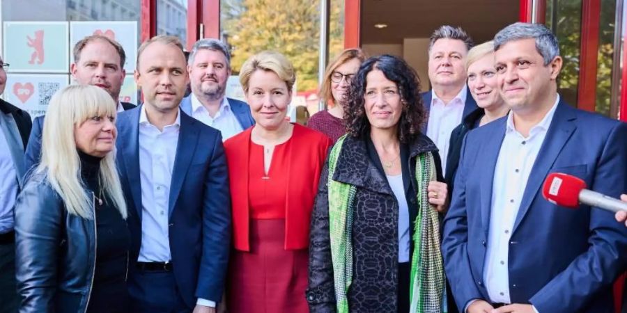 SPD, Grüne und FDP mit ihren Spitzenkandidaten Franziska Giffey (M.), Bettina Jarasch (M.r.) und Sebastian Czaja (M.l.) haben sich zu Sondierungsgesprächen getroffen. Foto: Annette Riedl/dpa