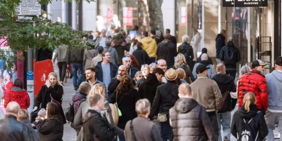 Verbraucher in Deutschland müssen sich angesichts globaler Lieferprobleme noch lange auf Verzögerungen im Handel einstellen. Foto: Markus Scholz/dpa