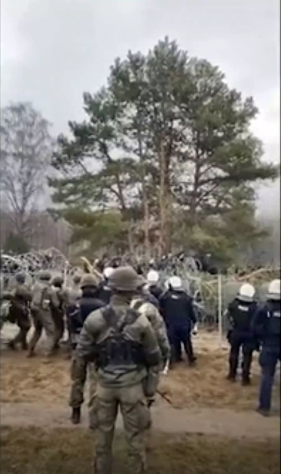 Rund 12'000 polnische Soldaten sind an der EU-Aussengrenze zu Belarus stationiert.