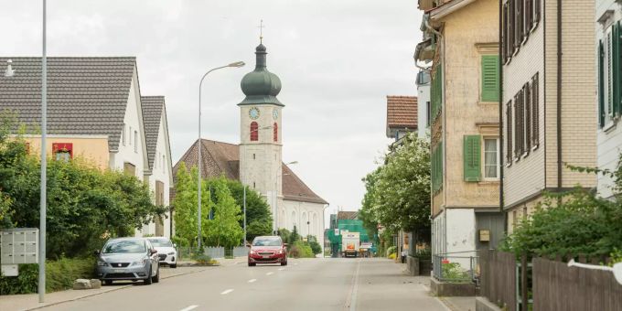 Neudorfstrasse in Niederhelfenschwil mit Blick auf die katholische Pfarrkirche St. Johannes Baptist. Neudorfstrasse in Niederhelfenschwil mit Blick auf die katholische Pfarrkirche St. Johannes Baptist.