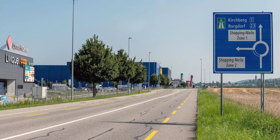 Verkehrstafel Shoppingmeile 1 und Shoppingmeile 2 bei der Lyssacher Shoppingmeile.