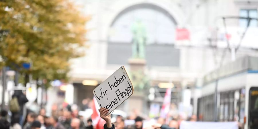 In Zürich zogen am Samstag hunderte Gegnerinnen und Gegner der Corona-Massnahmen durch die Stadt. Linke Gruppen hielten mit einer Gegendemo per Velo dagegen.