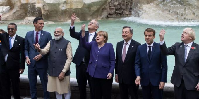 Pedro Sánchez (l-r), Ministerpräsident von Spanien, Narendra Modi, Premierminister von Indien, Scott Morrison (l), Premierminister von Australien, Angela Merkel (CDU), geschäftsführende Bundeskanzlerin, Mario Draghi, Premierminister von Italien, Emmanuel Macron, Präsident von Frankreich, und Boris Johnson, Premierminister von Grossbritannien, werfen Münzen in den Trevi-Brunnen während ihres Besuchs des berühmten Brunnens am Rande des G20-Gipfels. Foto: Oliver Weiken/dpa Pedro Sánchez (l-r), Ministerpräsident von Spanien, Narendra Modi, Premierminister von Indien, Scott Morrison (l), Premierminister von Australien, Angela Merkel (CDU), geschäftsführende Bundeskanzlerin, Mario Draghi, Premierminister von Italien, Emmanuel Macron, Präsident von Frankreich, und Boris Johnson, Premierminister von Grossbritannien, werfen Münzen in den Trevi-Brunnen während ihres Besuchs des berühmten Brunnens am Rande des G20-Gipfels. Foto: Oliver Weiken/dpa