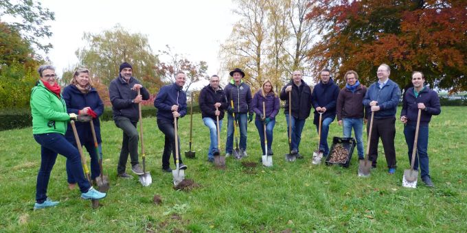 Bildlegende: Tatkräftiger Einsatz: (von links): Tamara Wiedermann, Ursula Bernhardt, Dominik Reis, Fabio Bottega, Christian Zanetti, Roman Imhof, Melanie Zellweger, Urs Martin, Roger Martin, Marcel Metzger, Peter Eberle und Philipp Gemperle.