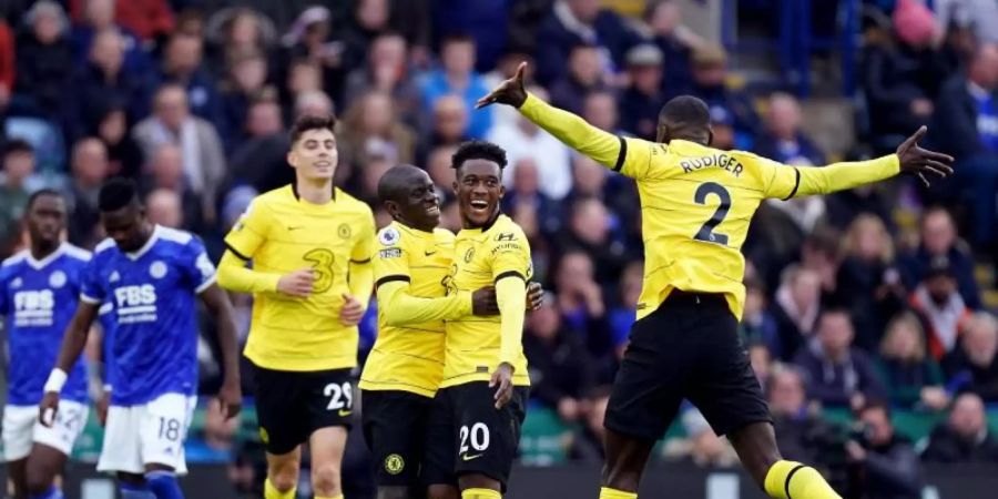 Ngolo Kante (3.v.l) vom FC Chelsea feiert seinen Treffer zum 0:2. Foto: Mike Egerton/PA Wire/dpa