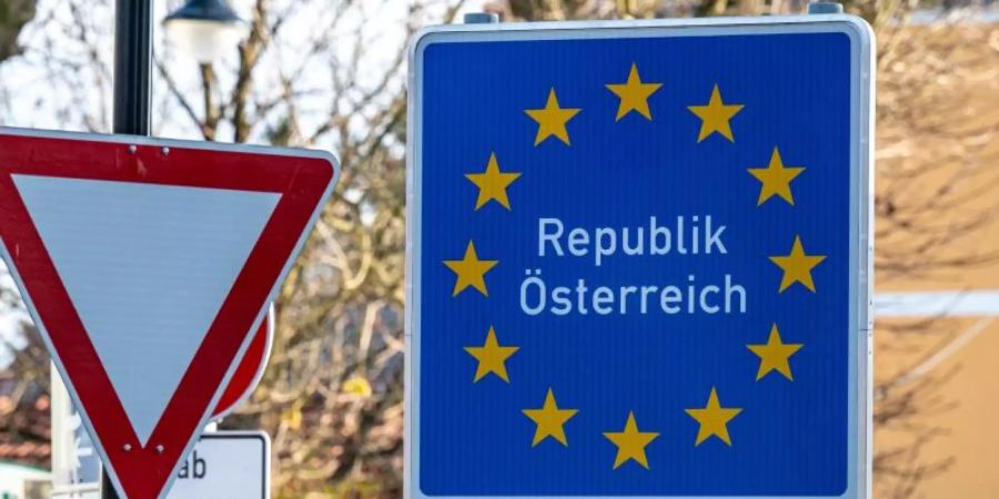 Ein Schild an der Grenze zwischen Deutschland und Österreich. Die Sieben-Tage-Inzidenz steht in Österreich bei rund 1000. Foto: Armin Weigel/dpa