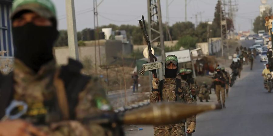 Maskierte Kämpfer der Kassam-Brigaden - einer militärischen Unterorganisation der Hamas - patrouillieren auf einer Strasse im Gazastreifen. Foto: Adel Hana/AP/dpa