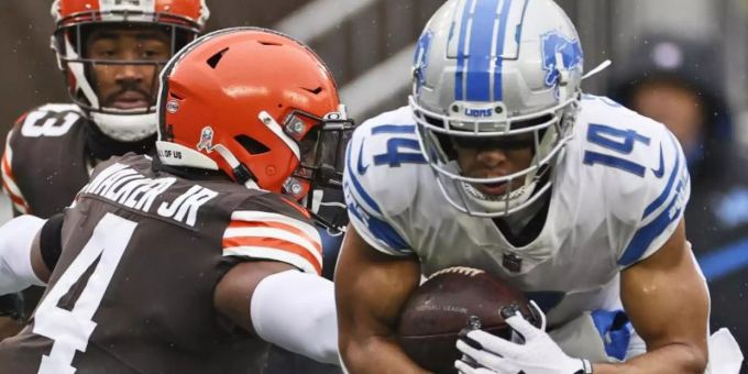 Cleveland Browns Linebacker Anthony Walker (l) und Detroit Lions Wide Receiver Amon-Ra St. Brown (r) in Aktion. Foto: Ron Schwane/FR78273 AP/dpa Cleveland Browns Linebacker Anthony Walker (l) und Detroit Lions Wide Receiver Amon-Ra St. Brown (r) in Aktion. Foto: Ron Schwane/FR78273 AP/dpa