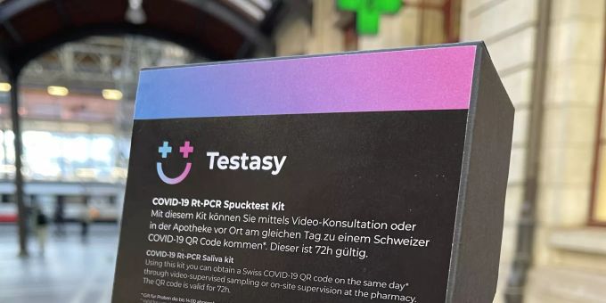 Das Testkit auf das Coronavirus für den Spucktest von zuhause. coronavirus