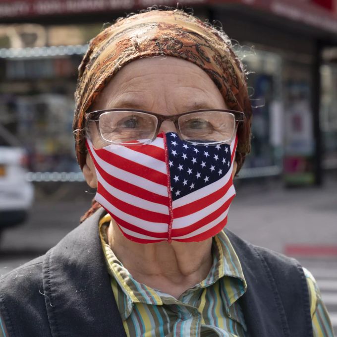 Nicht mehr überall in den Masken gibt es eine Maskenpflicht, in einigen Staaten ist sie sogar verboten. Amerika