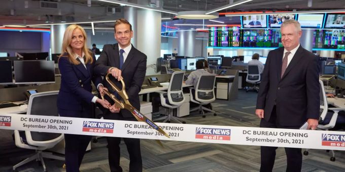 Fox News Media CEO Suzanne Scott, Fox Corporation CEO Lachlan Murdoch, und Fox News Media Präsident Jay Wallace eröffneten das neue Büro in Washington. Fox channel