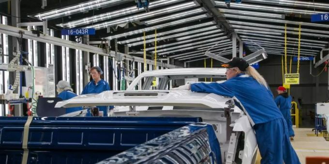 Arbeiter führen in einer Lackiererei von General Motors in Flint eine Endkontrolle durch. Der grösste US-Autobauer ist im vergangenen Quartal besonders hart von den branchenweiten Chip-Lieferengpässen getroffen worden. Foto: Ryan Garza, Detroit Free Press/TNS via ZUMA Wire/dpa Arbeiter führen in einer Lackiererei von General Motors in Flint eine Endkontrolle durch. Der grösste US-Autobauer ist im vergangenen Quartal besonders hart von den branchenweiten Chip-Lieferengpässen getroffen worden. Foto: Ryan Garza, Detroit Free Press/TNS via ZUMA Wire/dpa