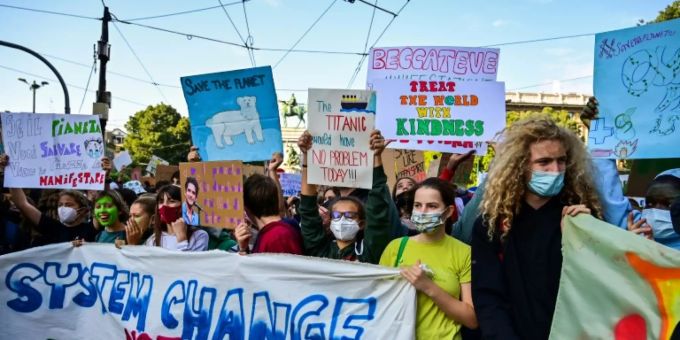 Junge Klimaaktivisten demonstrieren in Mailand Junge Klimaaktivisten demonstrieren in Mailand