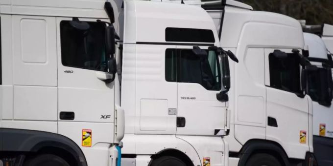 Nach Schätzungen des Branchenverbands Road Haulage Association fehlen etwa 100.000 Lastwagenfahrer. Foto: Sebastian Gollnow/dpa Nach Schätzungen des Branchenverbands Road Haulage Association fehlen etwa 100.000 Lastwagenfahrer. Foto: Sebastian Gollnow/dpa