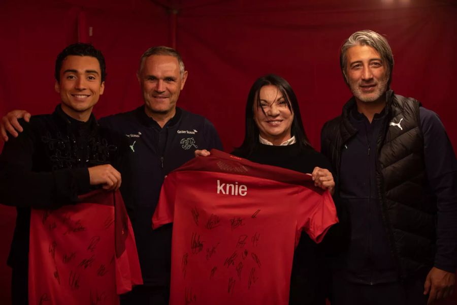 Pierluigi Tami und Murat Yakin überreichen Ivan Knie und Marie-José Galland als Dank zwei Nati-Shirts.